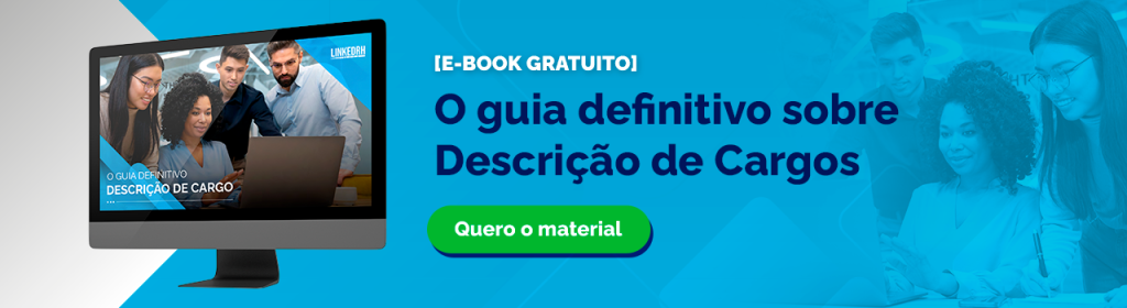 Banner com fundo azul claro e detalhe branco no canto ao lado de um laptop, com o texto em destaque "O guia definitivo sobre Descrição de Cargos" escrito na cor azul e botão na cor verde com o texto "Quero o material".