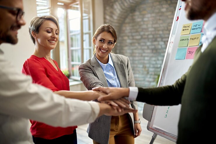 Equipe reunida em escritório discutindo estratégias para melhorar o desempenho e produtividade.