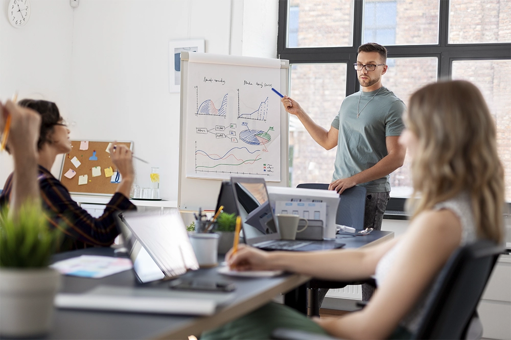 Reunião com apresentação de gráficos.