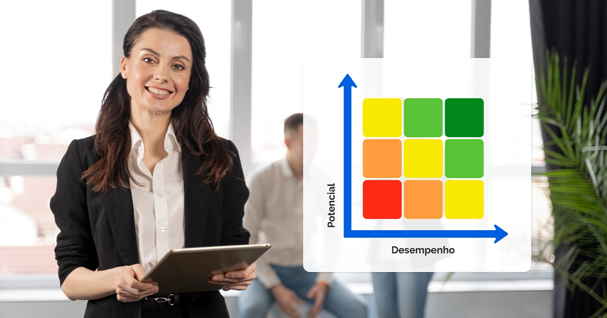 Mulher sorrindo de terno segura um tablet ao lado de um gráfico da matriz 9 Box de Potencial e Desempenho.