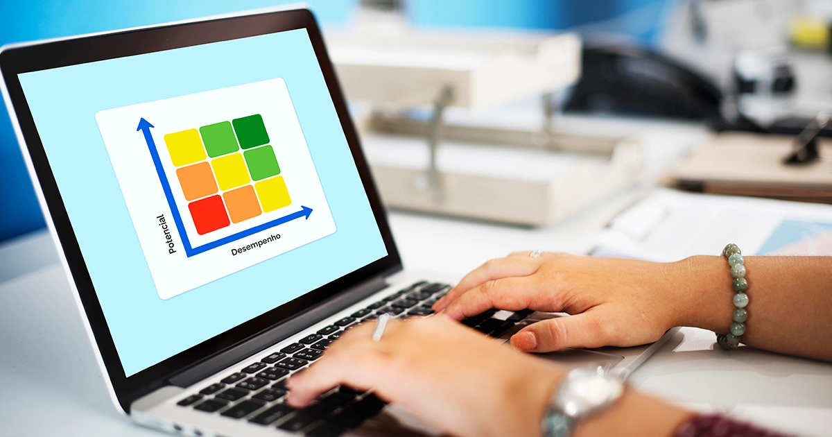 Gráfico de matriz 9 Box exibindo desempenho e potencial para avaliação de talentos em uma tela de notebook.