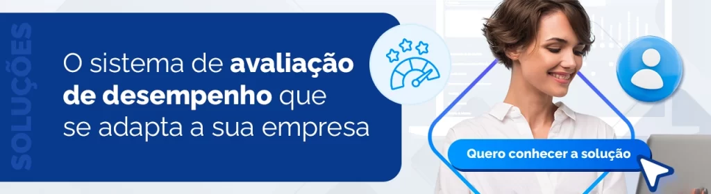 Banner com o texto "O sistema de avaliação de desempenho que se adapta a sua empresa", mostrando uma mulher sorrindo ao usar o notebook e elementos gráficos sobre gestão de desempenho e PDI.