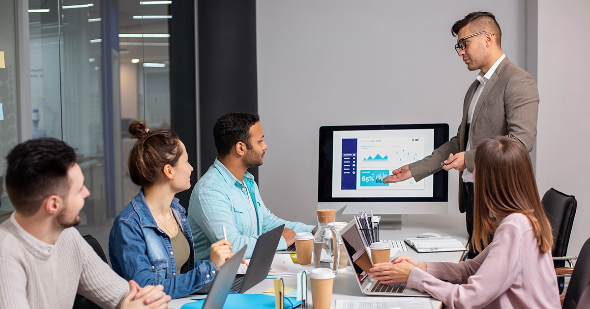 Apresentação de um software de PDI em tela para equipe de RH em reunião de trabalho