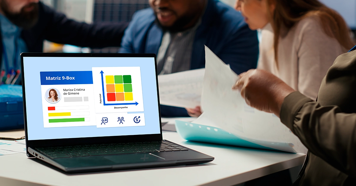 Notebook exibe tela de sistema de RH para automatizar o 9 Box durante reunião.