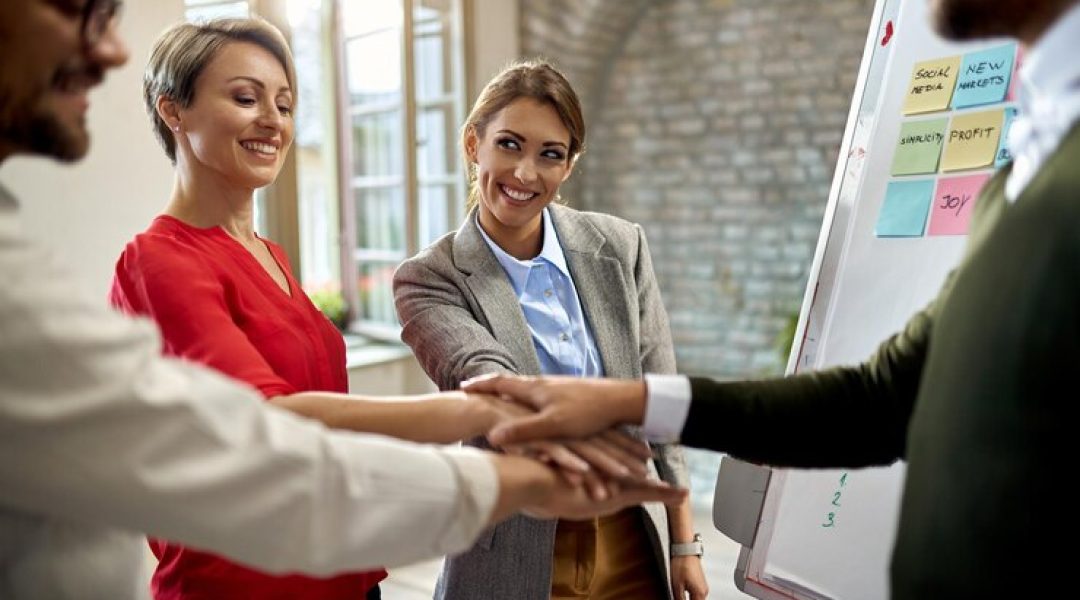 Equipe reunida em escritório discutindo estratégias para melhorar o desempenho e produtividade.