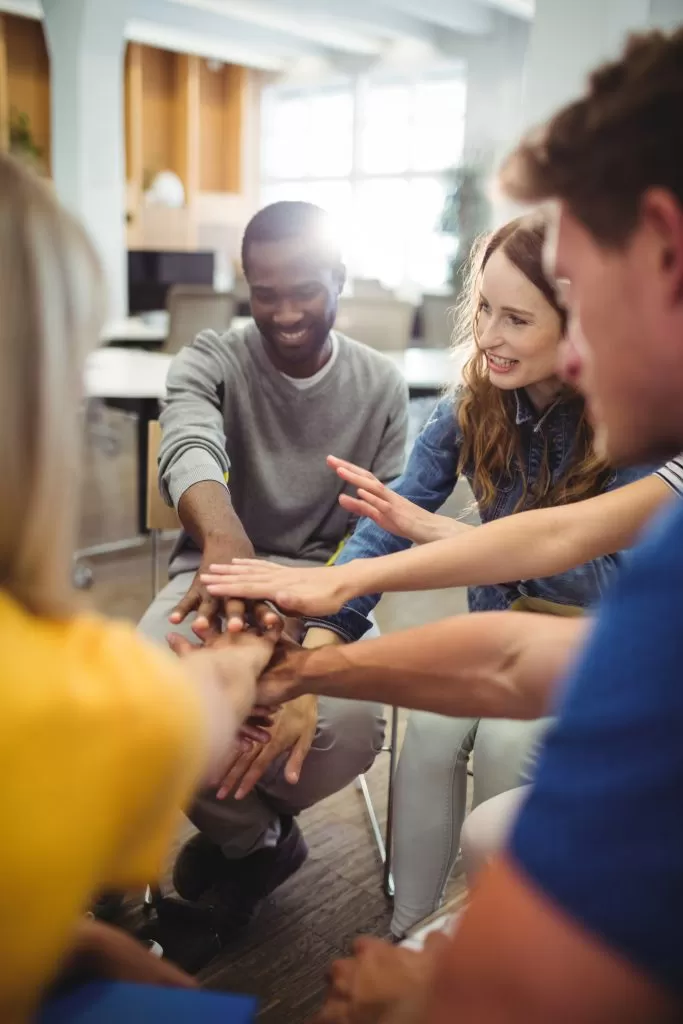 equipe reunida reforçando a cultura empresarial
